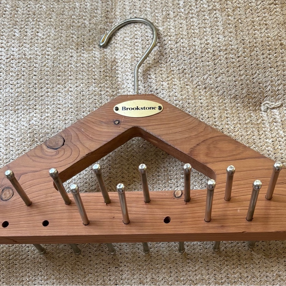 Brookstone Scarf or belt hanger- great condition